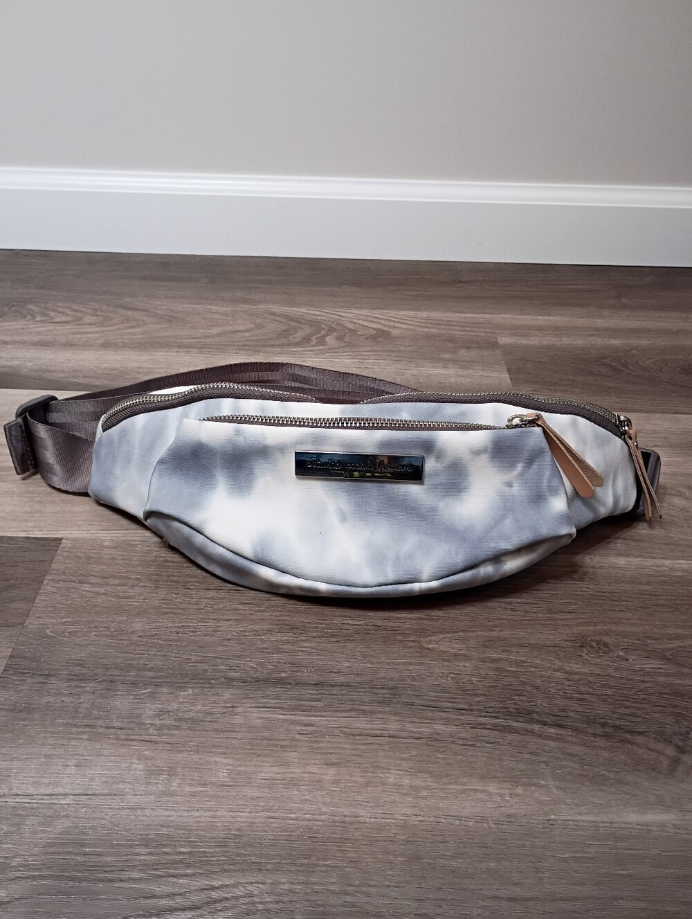 Petunia Pickle Bottom Classic Casual White Grey Tie Dye Sling Crossbody Belt Bag